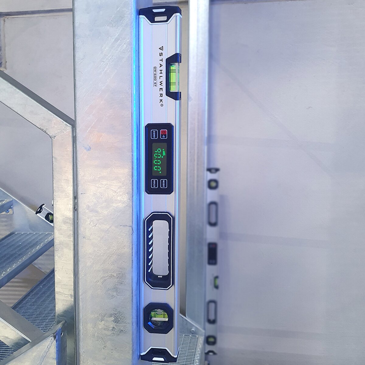 STAHLWERK Digitale Wasserwaage DW-600 ST aus Aluminium mit 600 mm Länge magnetische Richtwaage | Magnet-Wasserwaage | Aluminium-Wasserwaage | Digital-Wasserwaage | Winkelmesser