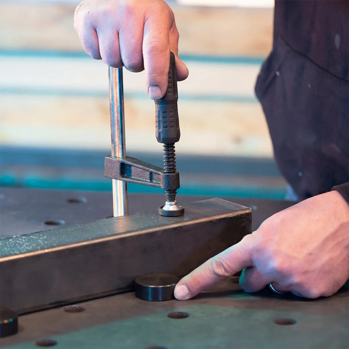 Pince de serrage STAHLWERK pour tables de soudage F-Clamp avec plage de serrage 80 x 200 mm| Système D 16 trous | Fixe en toute sécurité les pièces | Arbre nickelé | Rail de guidage profilé | Poignée à bascule entièrement caoutchoutée