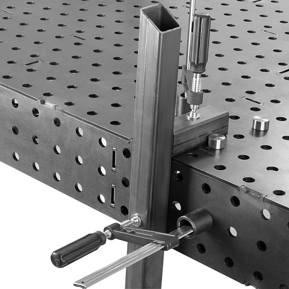 STAHLWERK Table de soudage 3D WT-100 3D ST avec capacité de charge de 1 000 kg, système de trous D16 et plan de travail 6 mm 100 x 80 cm, table de montage en kit pour auto-soudage en acier au carbone avec pieds de nivellement