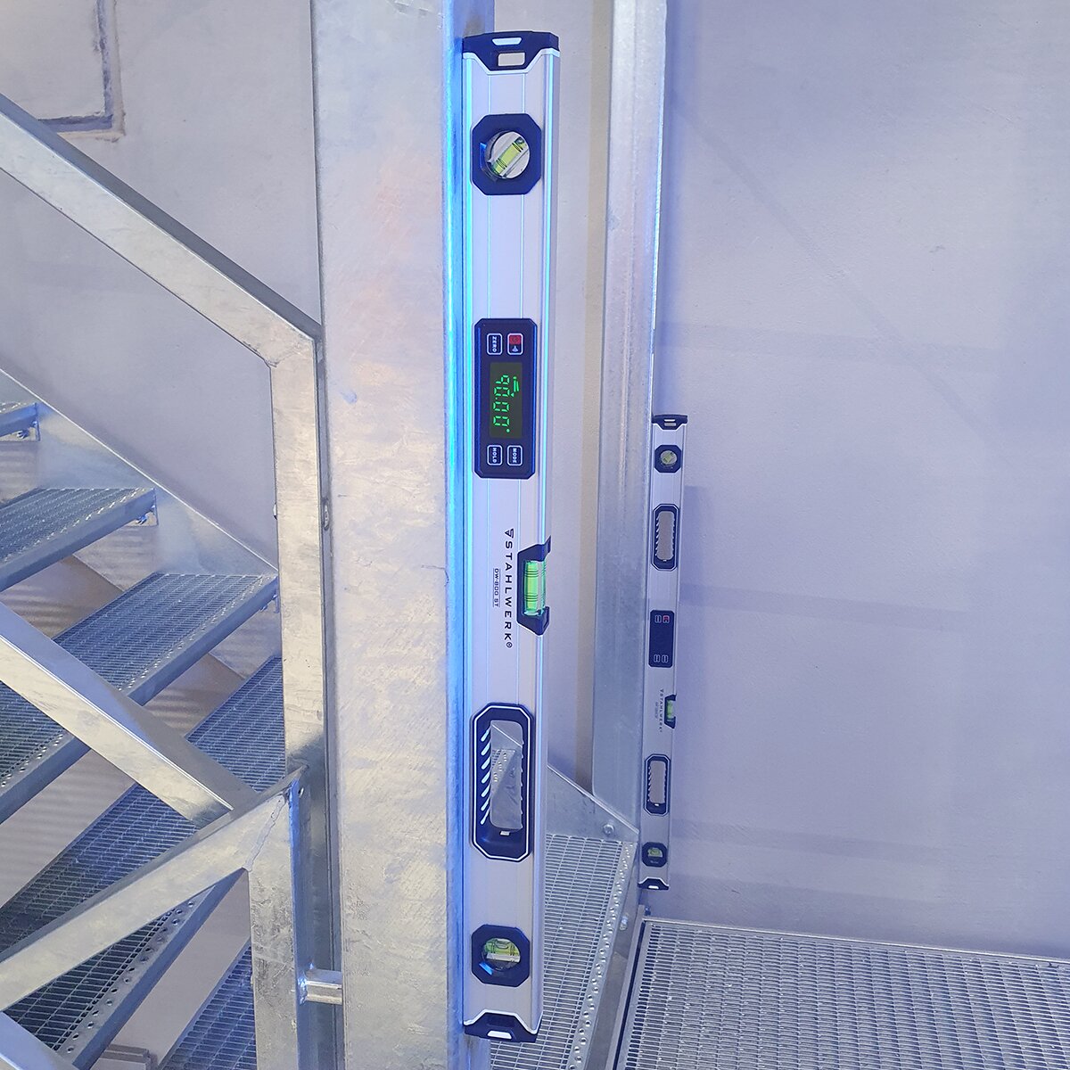 STAHLWERK Digitale Wasserwaage DW-800 ST aus Aluminium mit 800 mm Länge magnetische Richtwaage | Magnet-Wasserwaage | Aluminium-Wasserwaage | Digital-Wasserwaage | Winkelmesser