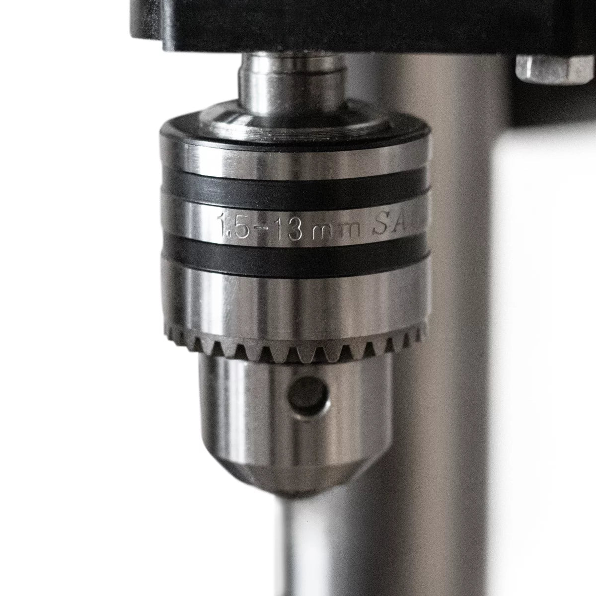 Taladradora de columna STAHLWERK BD-350 ST | Taladro de Banco Preciso 350W para Bricolaje, Construcción Metálica | Diámetro de perforación Ø 13 mm | 620 - 2.620 rpm | Mesa de perforación robusta y base metálica para mayor estabilidad.