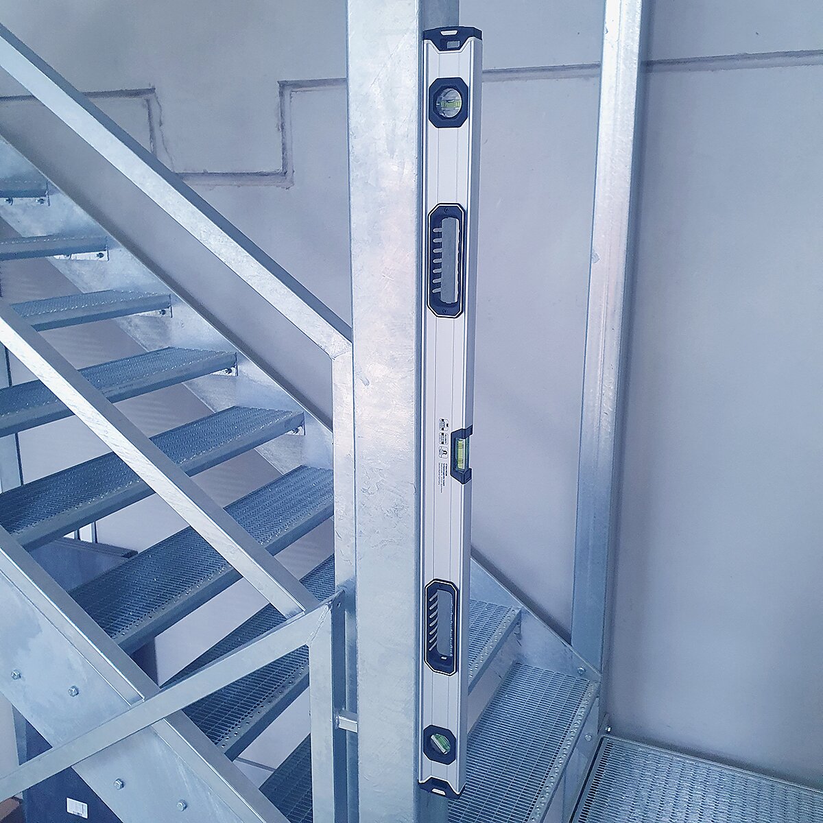 STAHLWERK Wasserwaage W-1000 ST aus Aluminium mit 1000 mm Länge magnetische Richtwaage | Magnet-Wasserwaage | Aluminium-Wasserwaage